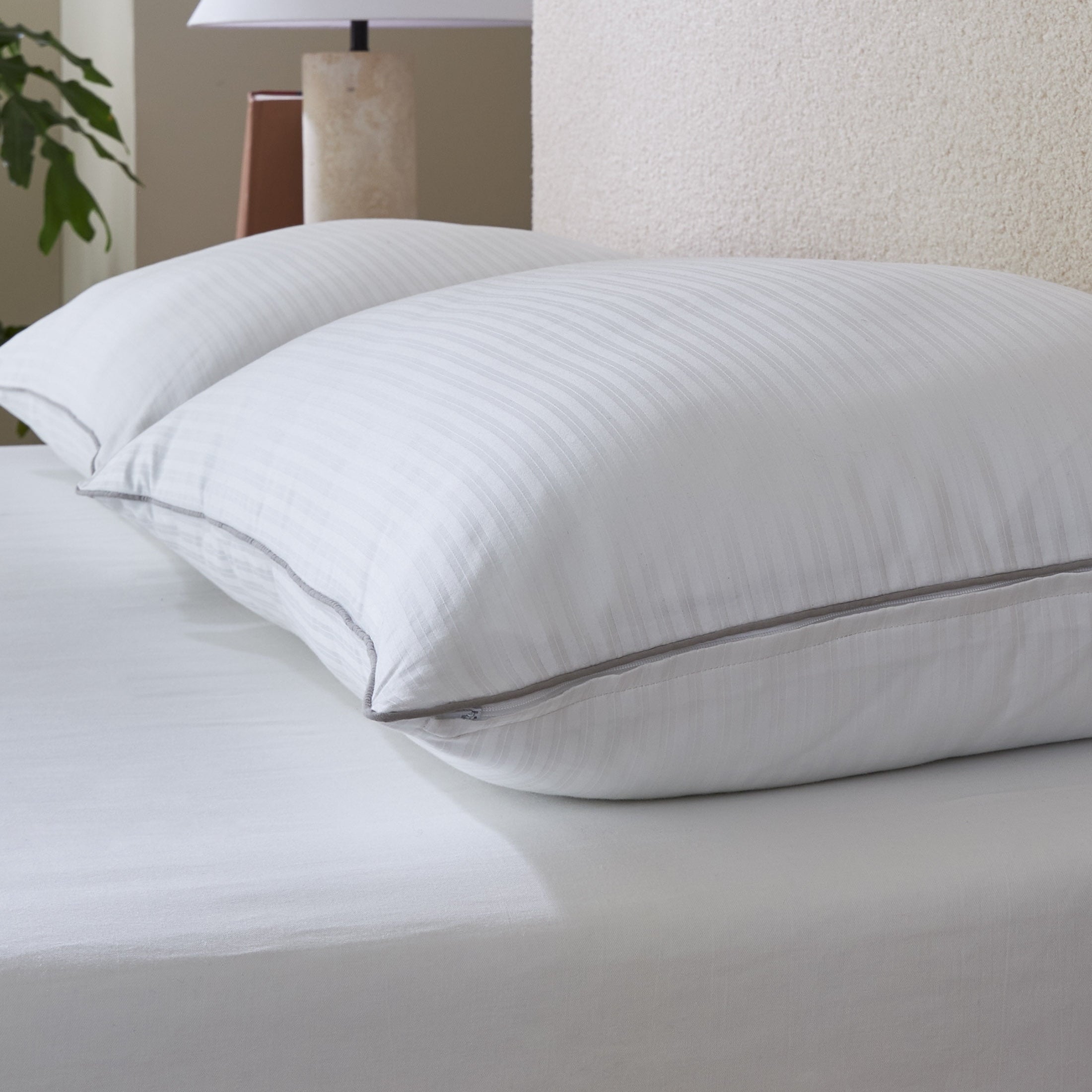 Orthopedic Support Down Alternative Bed Pillow, Standard/Queen - Hotel Quality Plush Sleeping Pillows Detail