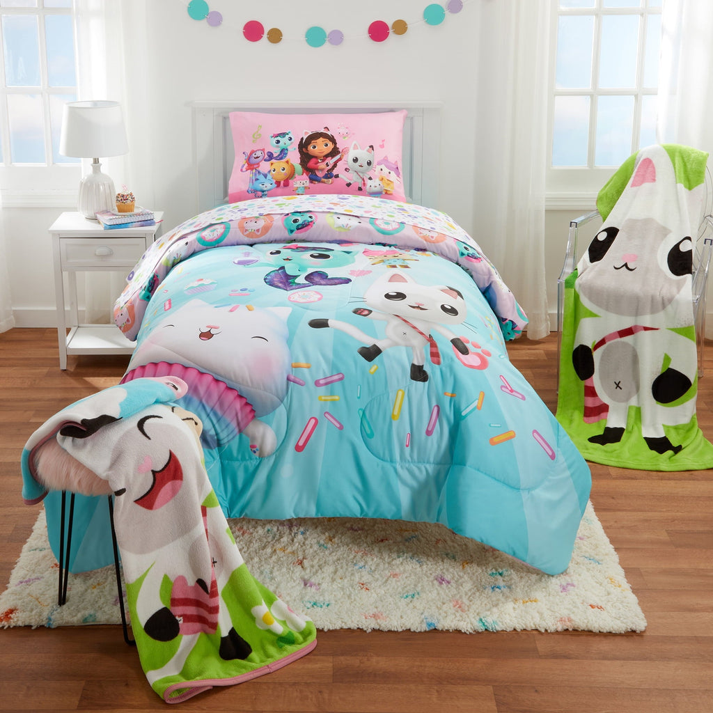 Luxurious Quilted Gabby's Dollhouse Kids Comforter and Pillowcase, 2-Piece Set, Twin/Full, Reversible - Cloud-Like Soft Lightweight Bed Comforter Detail