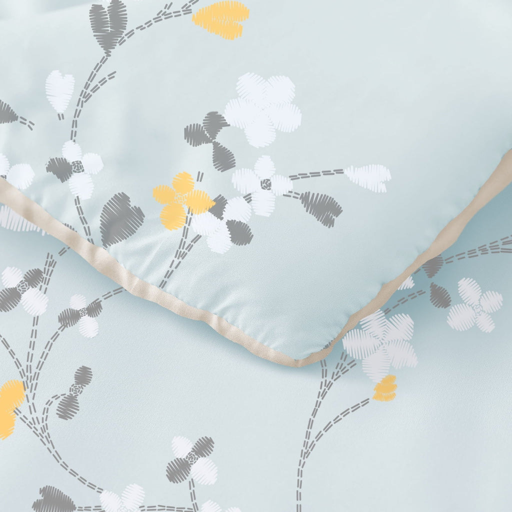 All-Season 3-Piece Floral King Size Comforter Set, Microfiber Bedding Down Alternative Comforter for All Seasons with 2 Pillow S... - Luxurious Quilted Duvet Cover Set Detail