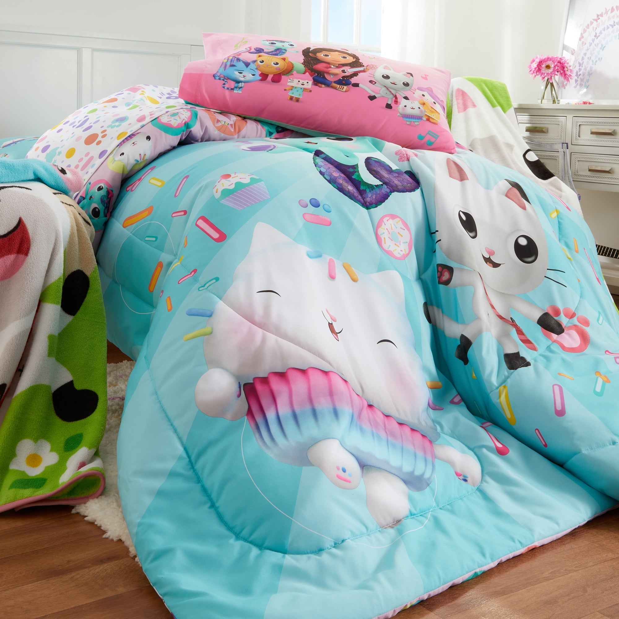 Luxurious Quilted Gabby's Dollhouse Kids Comforter and Pillowcase, 2-Piece Set, Twin/Full, Reversible - Cloud-Like Soft Lightweight Bed Comforter Detail