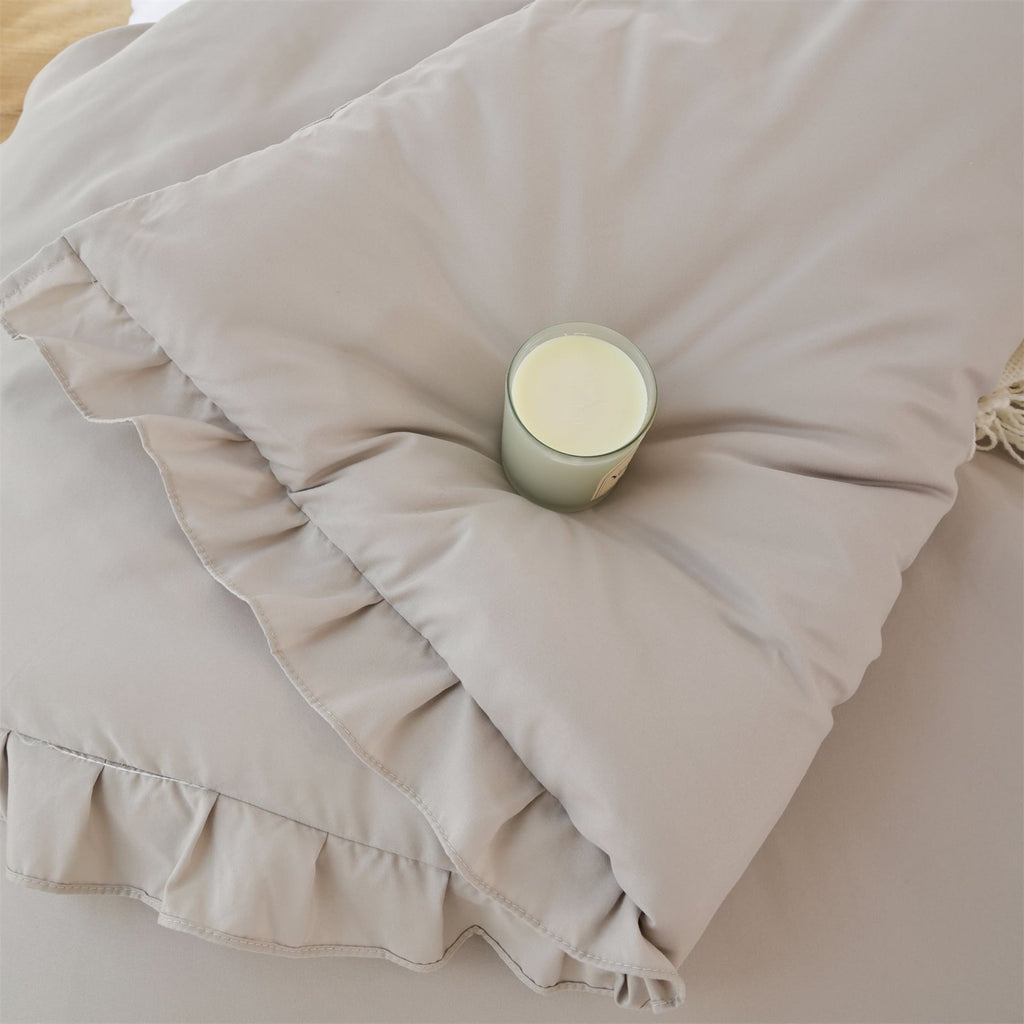Hypoallergenic Cloud Queen Comforter Set For Adult, 3 Piece Ruffle Oatmeal Comforter Sets All Season - Luxurious Quilted Duvet Cover Set Detail