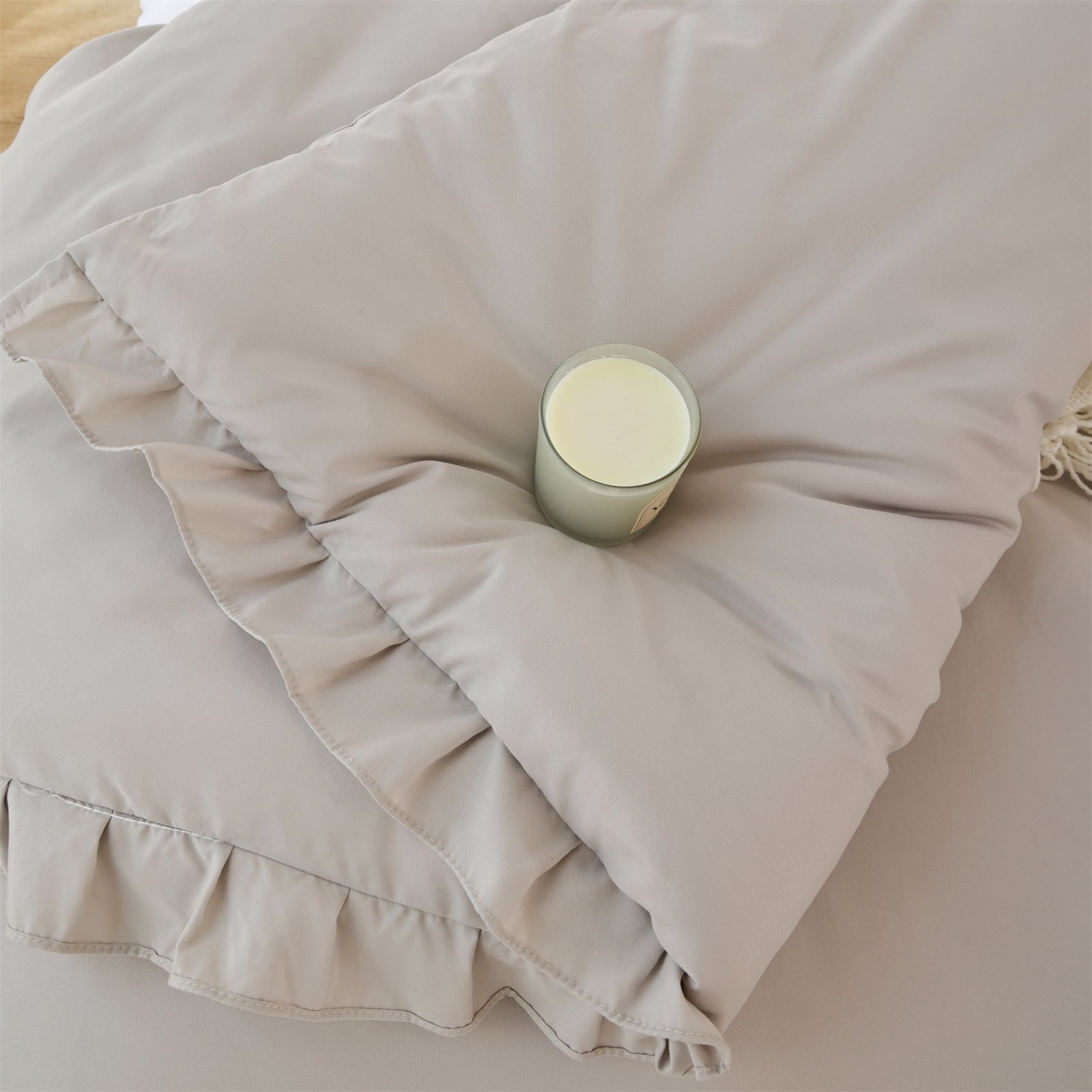 Hypoallergenic Cloud Queen Comforter Set For Adult, 3 Piece Ruffle Oatmeal Comforter Sets All Season - Luxurious Quilted Duvet Cover Set Detail