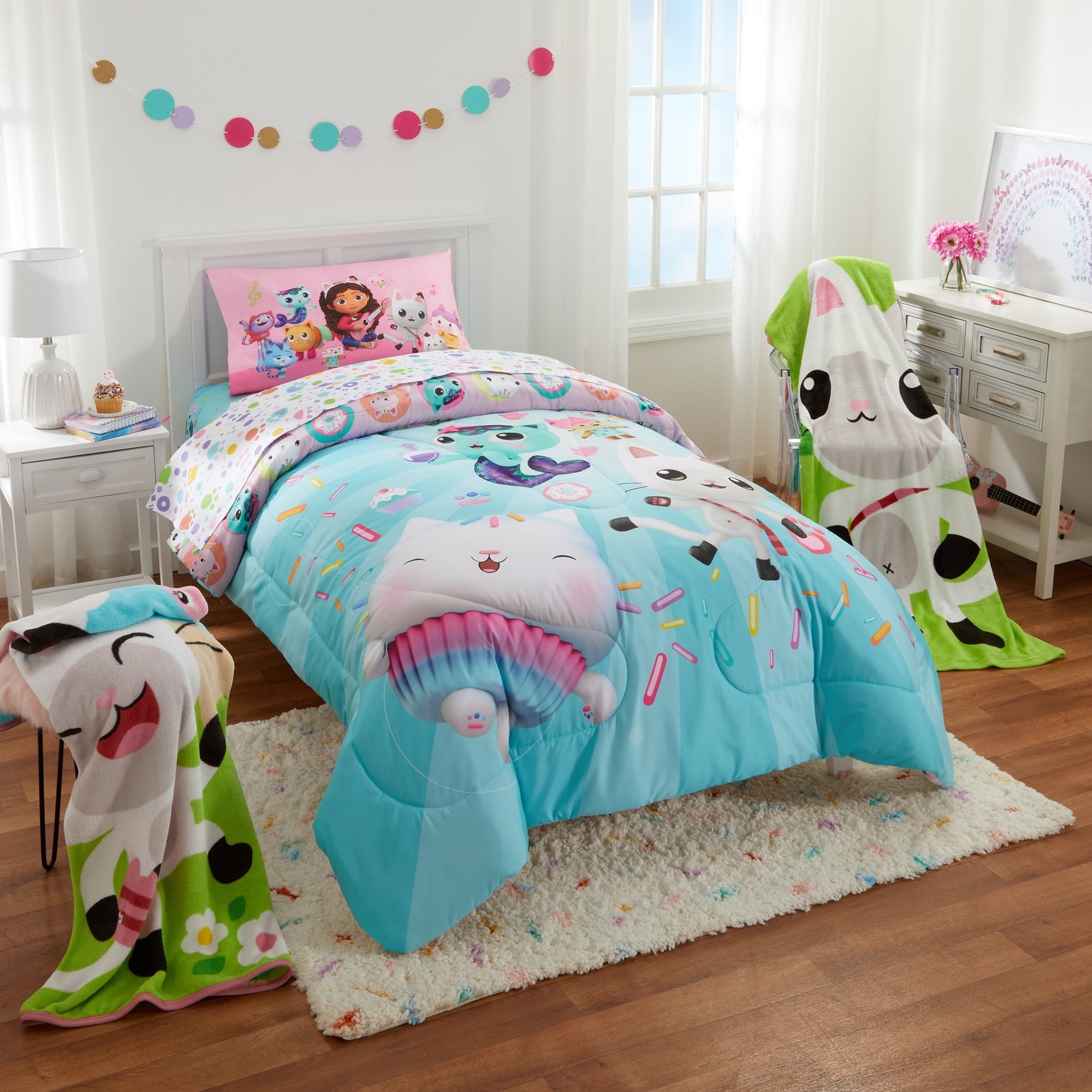 Luxurious Quilted Gabby's Dollhouse Kids Comforter and Pillowcase, 2-Piece Set, Twin/Full, Reversible - Cloud-Like Soft Lightweight Bed Comforter Detail