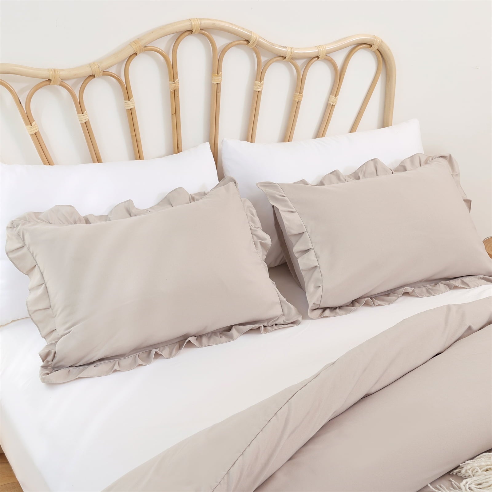 Hypoallergenic Cloud Queen Comforter Set For Adult, 3 Piece Ruffle Oatmeal Comforter Sets All Season - Luxurious Quilted Duvet Cover Set Detail