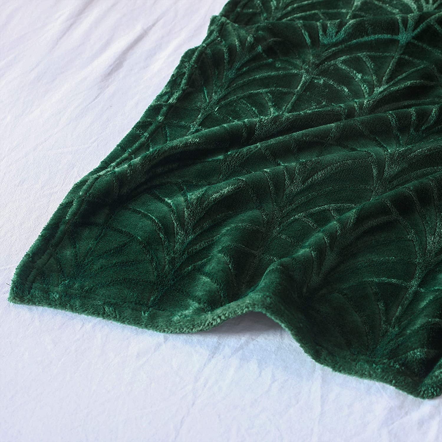 Super Soft Flannel Fleece Throw Blanket for Couch, Soft Fluffy Sofa Bed Blanket with Vintage Pattern for All Season, Warm and Lightweigh... - Super Soft Reversible Sherpa Flannel Blanket Detail