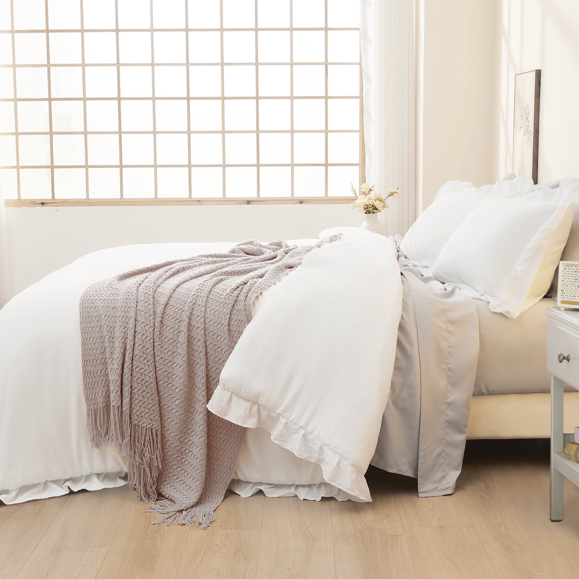 Luxurious Quilted Queen Comforter Set White, 3 Pieces Soft Fluffy Farmhouse Ruffle Bedding Comforter Sets for Queen Bed, All Season Lig... - Luxurious Quilted Duvet Cover Set Detail