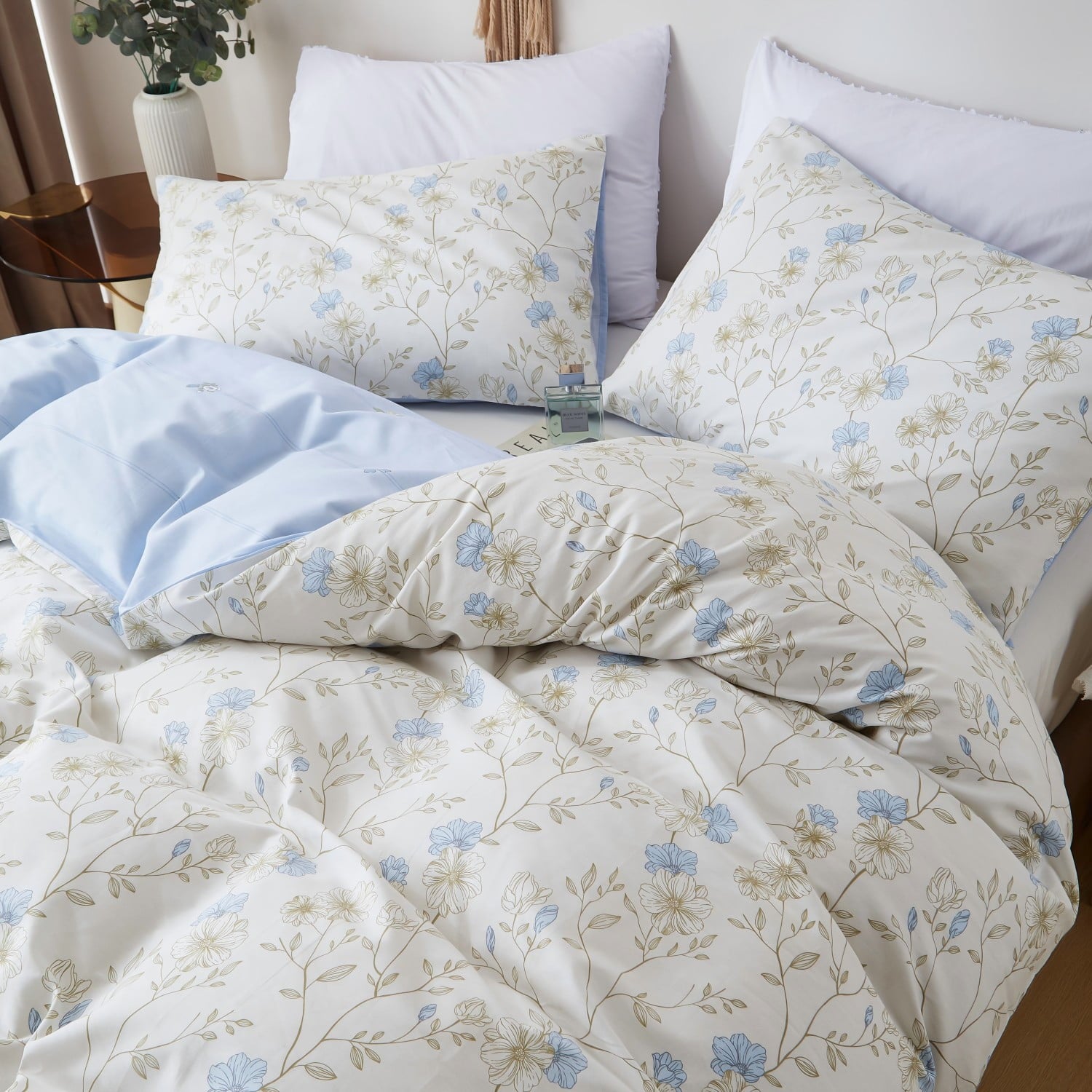 Fluffy Down Alternative Cotton Comforter Sets Queen Size, 3 Pieces Botanical Blue Floral Reversible Bedding Sets for Adults All Season - Cloud-Like Soft Lightweight Bed Comforter Detail