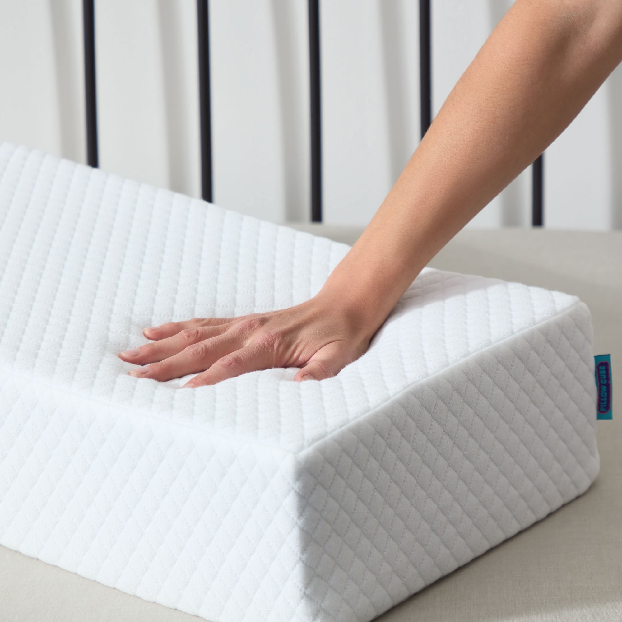 Fluffy Shredded Standard Pillow for Side Sleepers, Cooling Technology and Removable Cover - Ergonomic Memory Foam Pillow for Neck Pain Support Detail