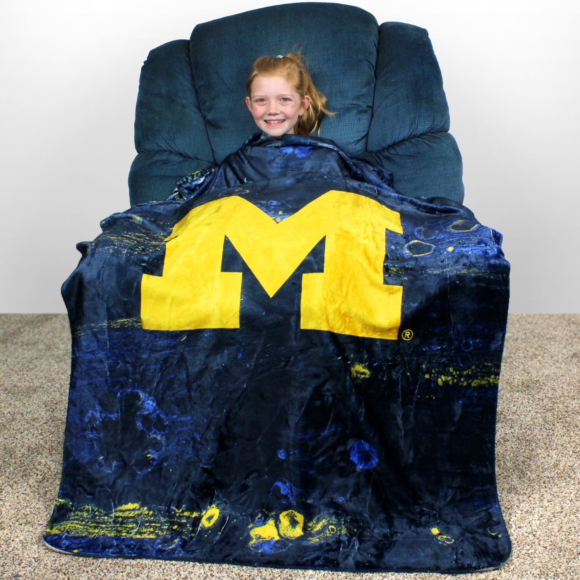 Reversible Sherpa Michigan Wolverines Sublimated Soft Throw Blanket, 42" x 60" - Luxury Knitted Decorative Throw Blanket with Fringes Detail