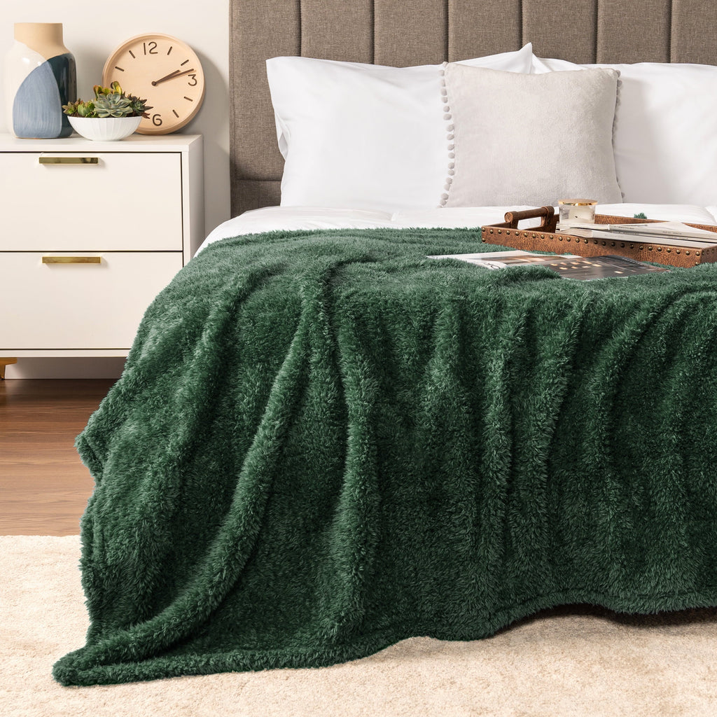 Reversible Sherpa Sherpa Throw Blanket For Couch Sofa, Emerald Green Fluffy Warm Plush Blanket for Bed, Cozy Super Soft Lightweight Thr... - Super Soft Reversible Sherpa Flannel Blanket Detail