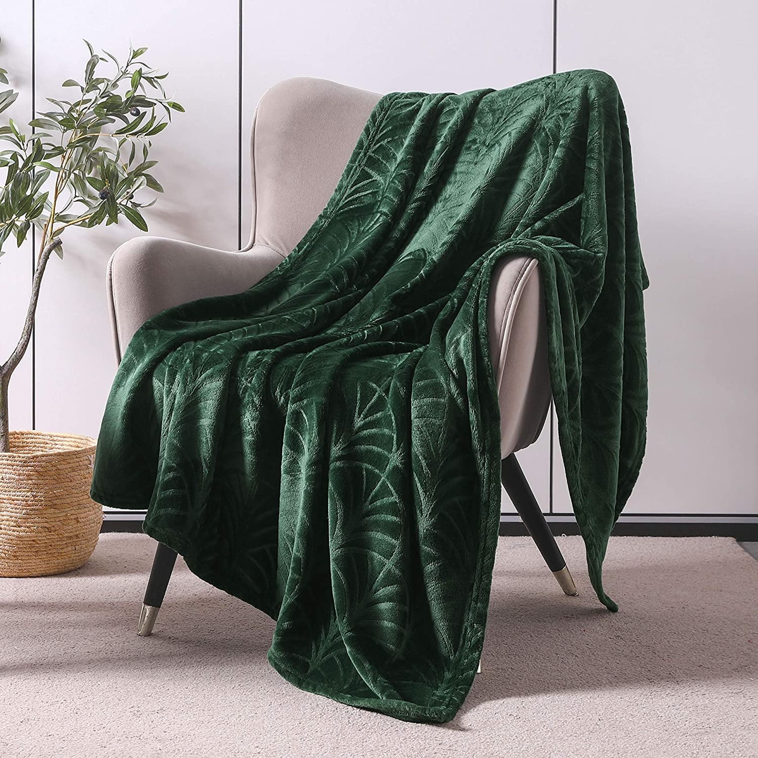 Super Soft Flannel Fleece Throw Blanket for Couch, Soft Fluffy Sofa Bed Blanket with Vintage Pattern for All Season, Warm and Lightweigh... - Super Soft Reversible Sherpa Flannel Blanket Detail