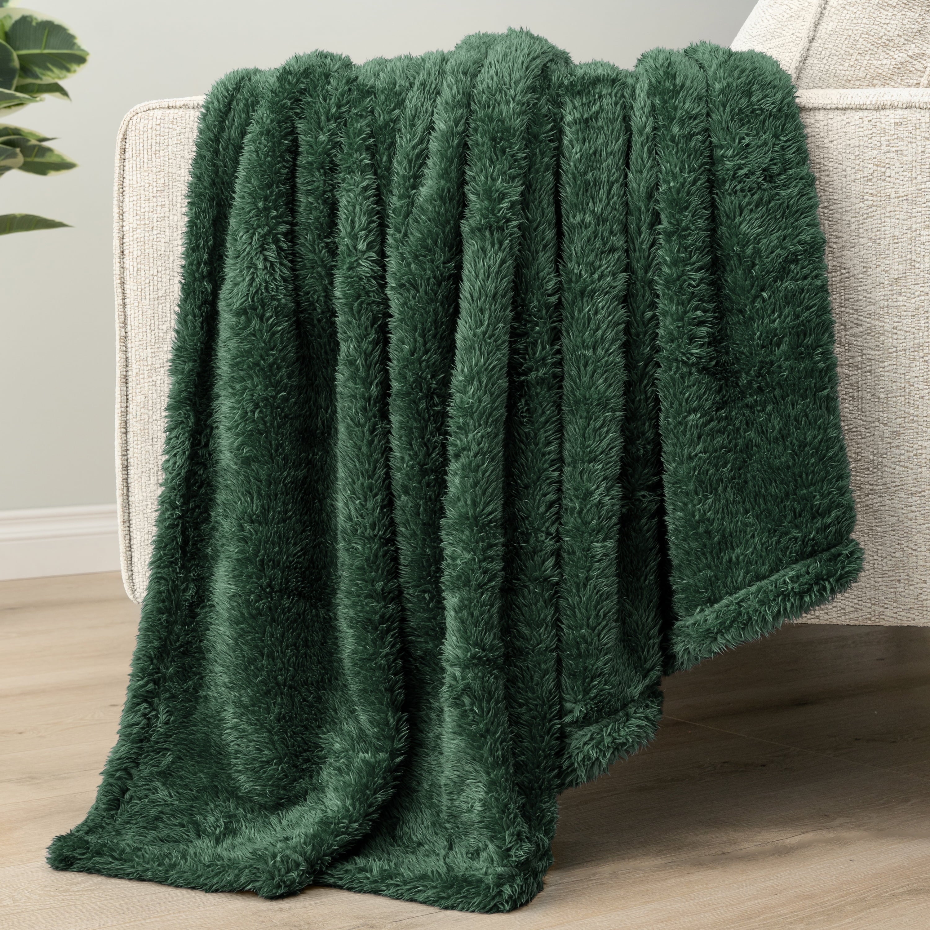 Reversible Sherpa Sherpa Throw Blanket For Couch Sofa, Emerald Green Fluffy Warm Plush Blanket for Bed, Cozy Super Soft Lightweight Thr... - Super Soft Reversible Sherpa Flannel Blanket Detail