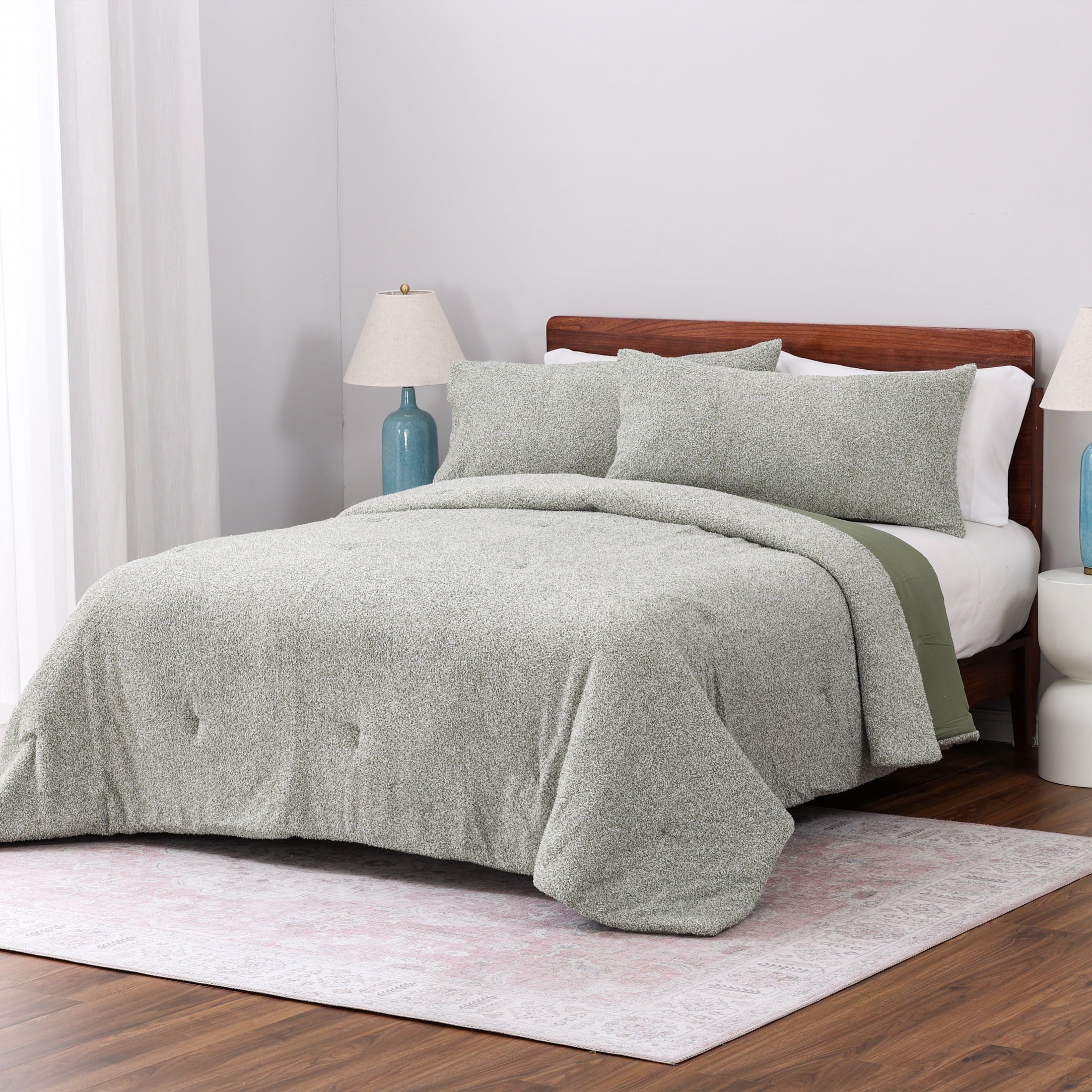 Hypoallergenic Cloud King, Comforter Set with Shams - Soft and Cozy, Green - All-Season Down Alternative Comforter Insert Detail