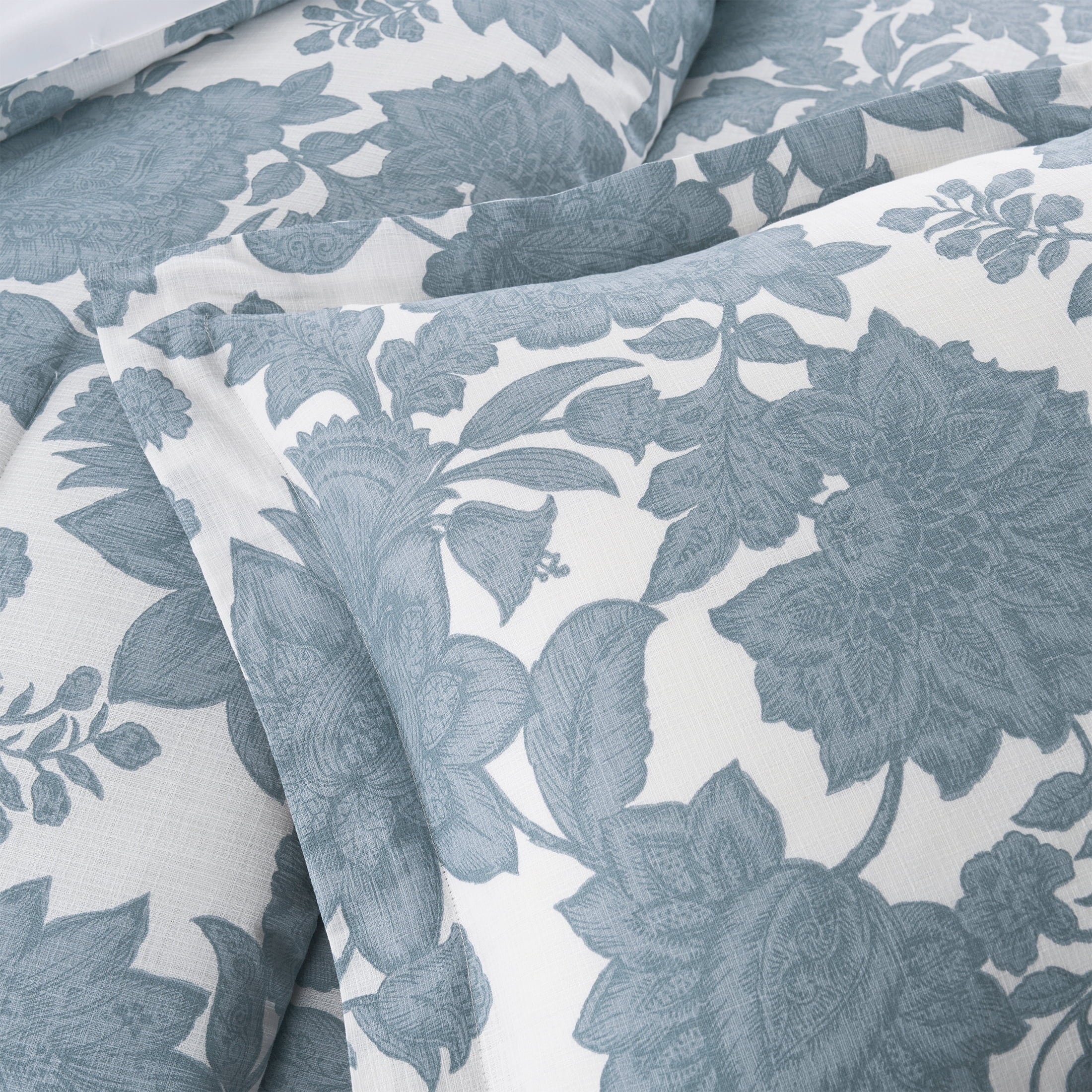 Luxurious Quilted Veronica 3-Piece Blue Floral Cotton Slub Comforter Set, King - Hypoallergenic Ultra-Fluffy Quilt for Winter Detail