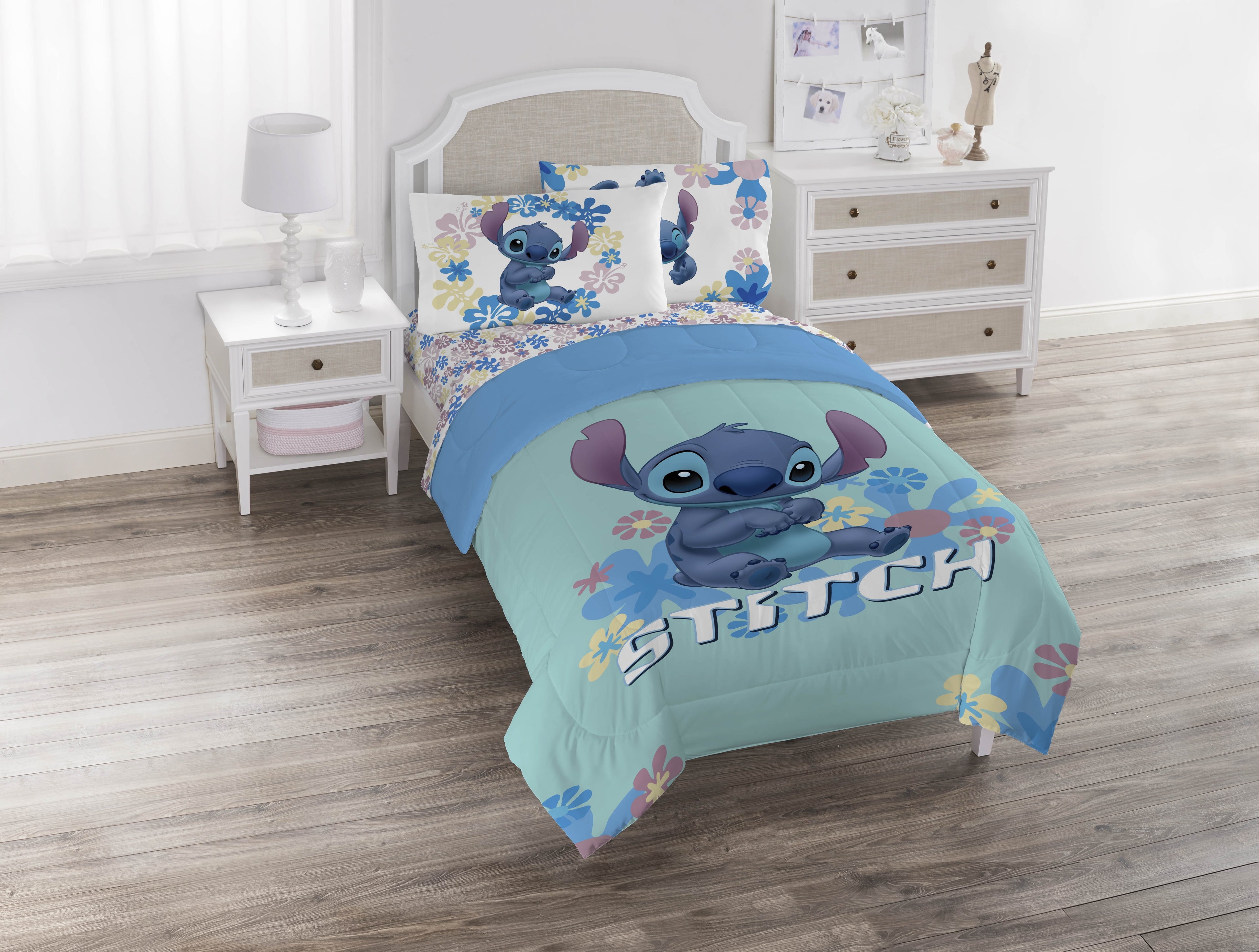 Heavyweight Warmth Lilo and Stitch Sweet Stitch 5 Piece Twin Size Kids Comforter Set with Sham - Super Soft Bed Set for Kids - All-Season Down Alternative Comforter Insert Detail