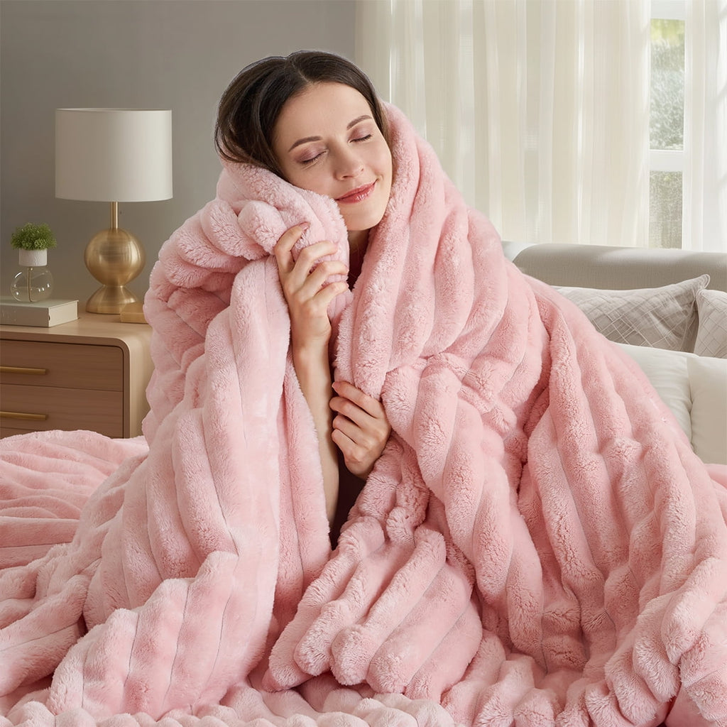 Luxurious Quilted Full/Queen Size Comforter Set, Fluffy Ribbed Plush Comforter Set, 3-Piece Bedding Set, Pink - Luxurious Quilted Duvet Cover Set Detail