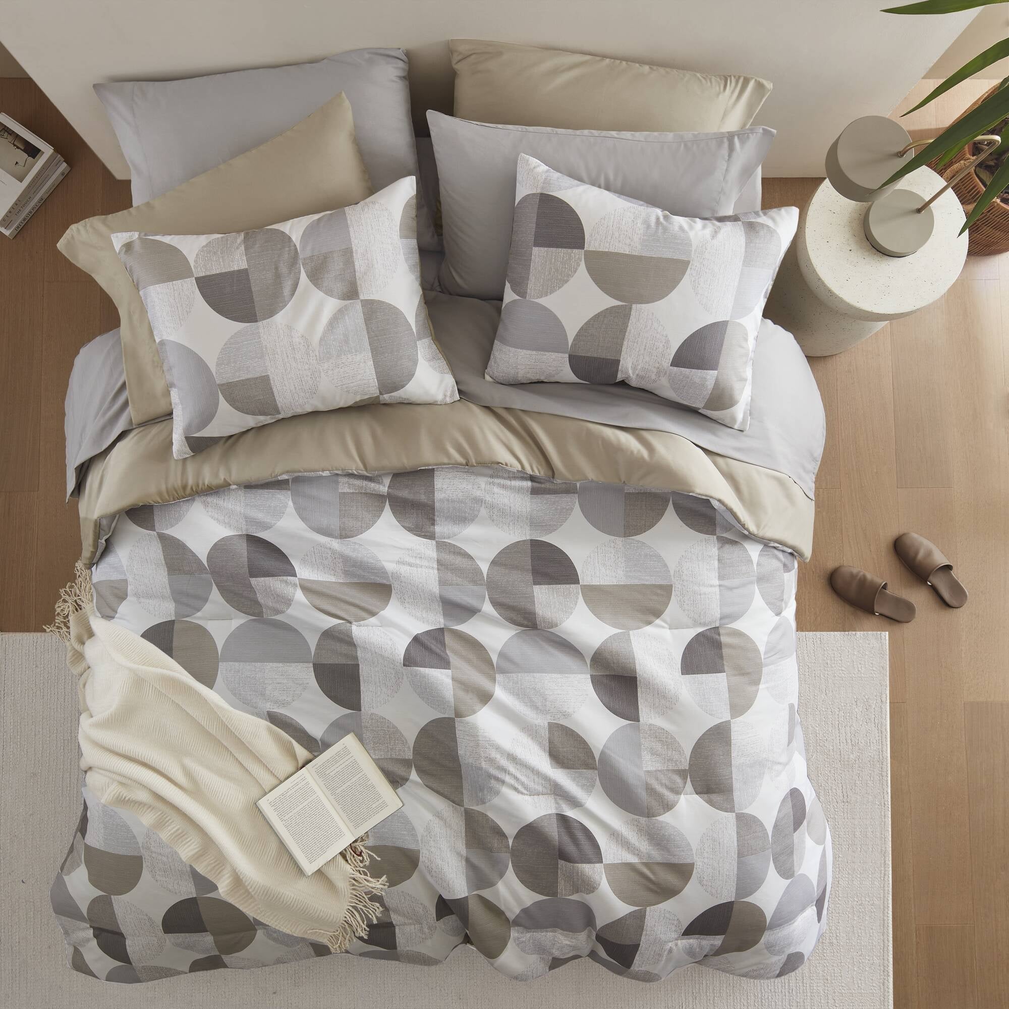 Heavyweight Warmth Full/Queen Size Comforter Set, Tan/Gray Bedding Set for All Seasons, 3-Piece Round Geometric Print Bedding Comforter Set - Cloud-Like Soft Lightweight Bed Comforter Detail
