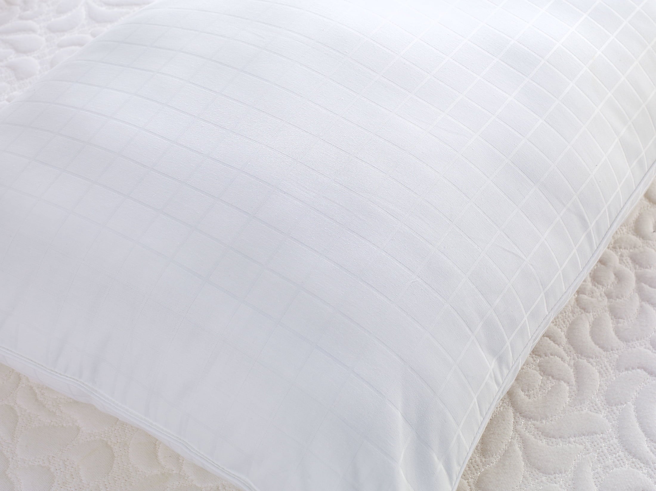 Decorative Plump Bed Pillows, 2-pack, Jumbo - Ergonomic Memory Foam Pillow for Neck Pain Support Detail