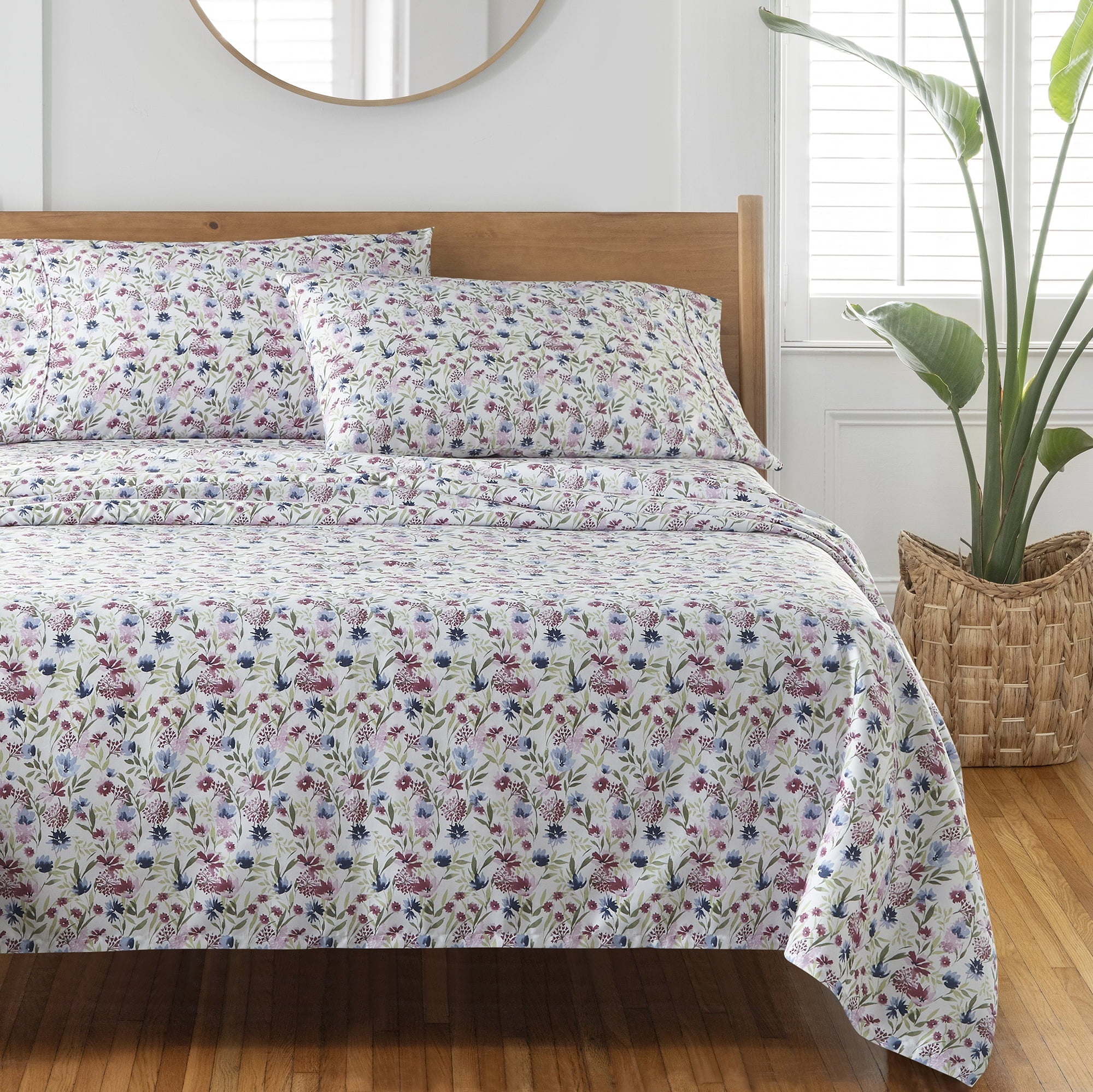 Breathable Luxury 4-Piece 300 Thread Count Bashful Blooms Cool Cotton Sateen Bed Sheet Set, Queen - Breathable Egyptian Cotton Flat & Fitted Sheets Detail