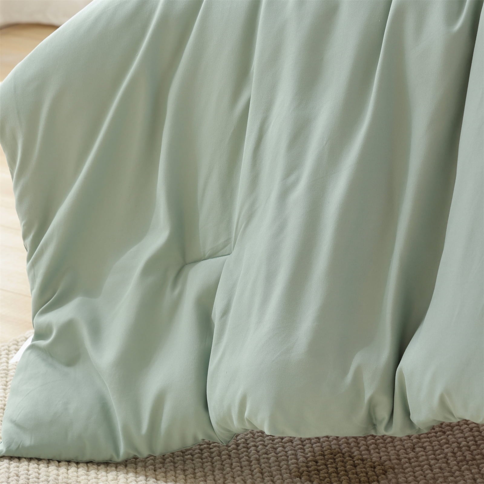 All-Season Queen Comforter Set For Adult, 3 Piece Sage Green Comforter Sets & Bedding For All Season - Cloud-Like Soft Lightweight Bed Comforter Detail