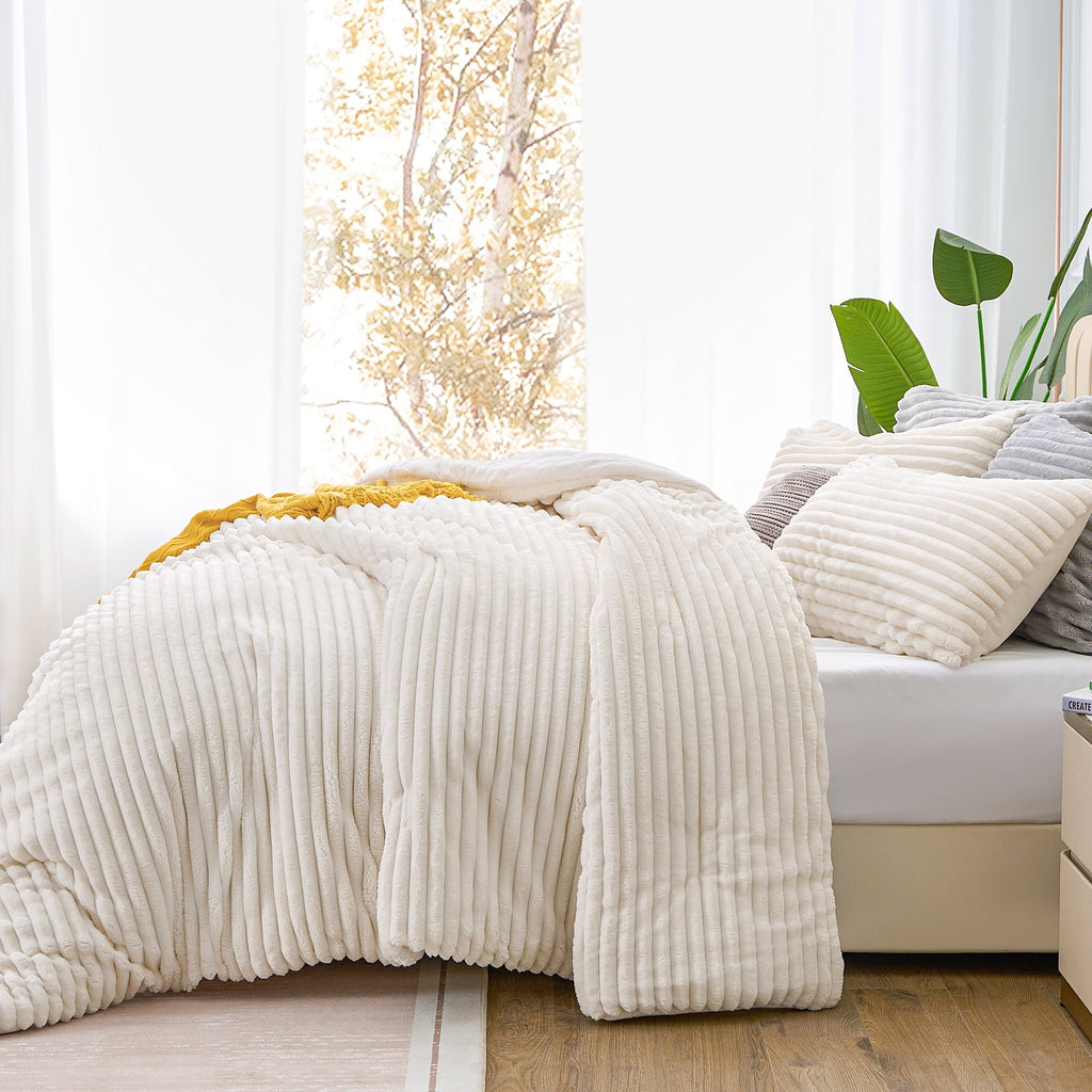 Luxurious Quilted Fleece Queen Comforter Set -Super Soft & Warm Fluffy White Bedding, Luxury Fuzzy Heavy Bed Set for Winter with 2 Pill... - Cloud-Like Soft Lightweight Bed Comforter Detail