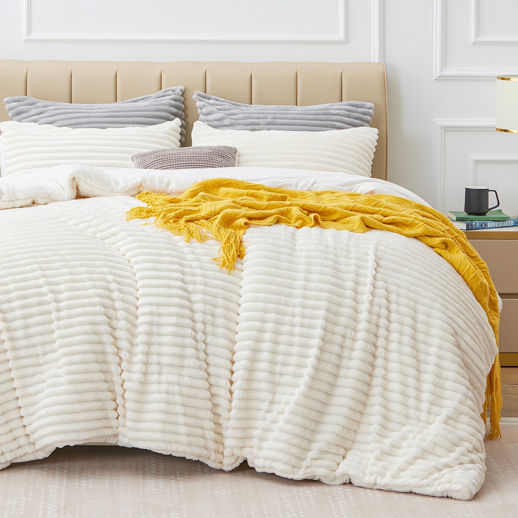 Luxurious Quilted Fleece Queen Comforter Set -Super Soft & Warm Fluffy White Bedding, Luxury Fuzzy Heavy Bed Set for Winter with 2 Pill... - Cloud-Like Soft Lightweight Bed Comforter Detail