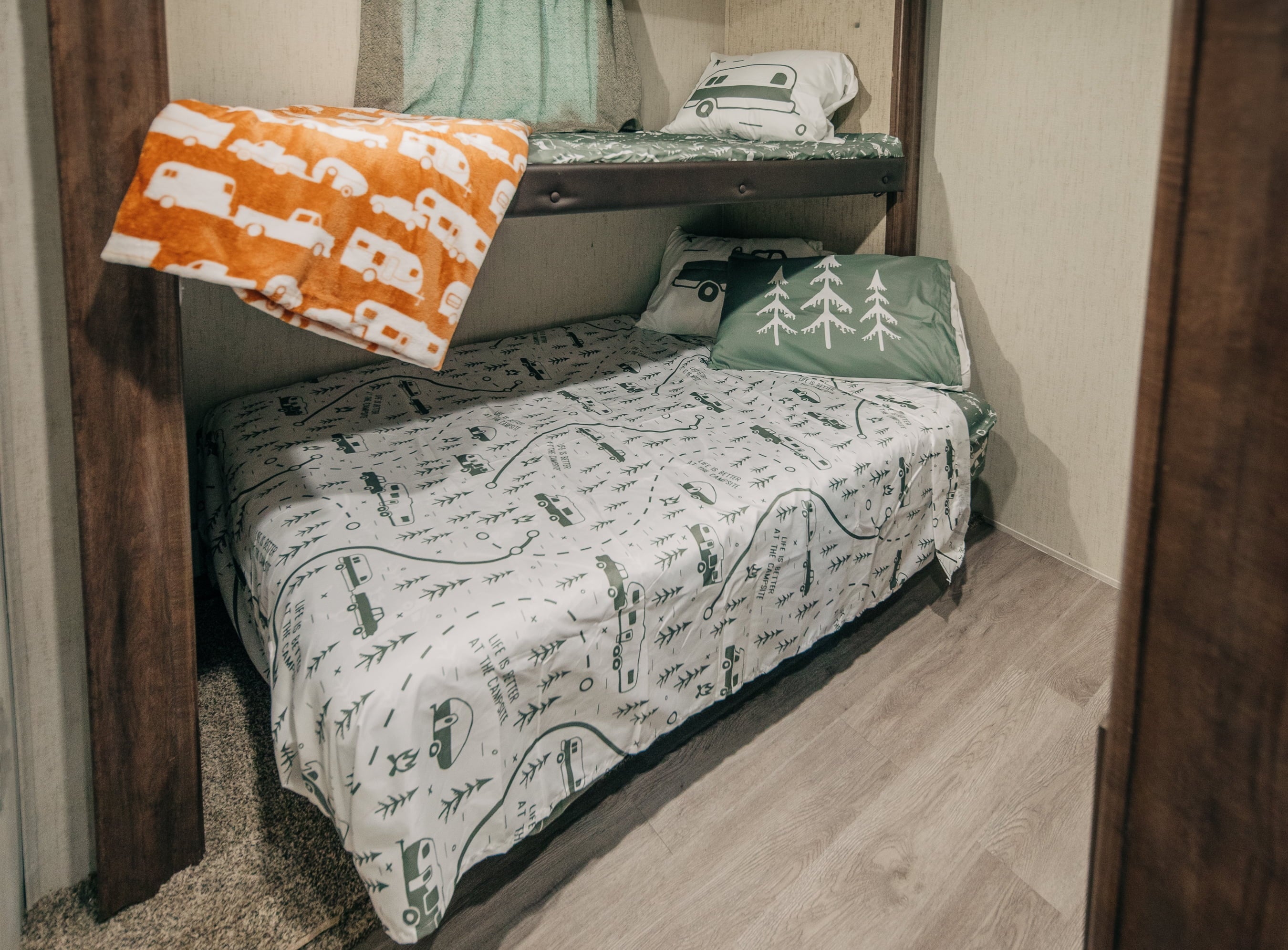Cooling Sateen RV Queen Bed Sheet Set, Green Map, Polyester (53476) - Luxury Bed Sheet Set with Deep Pockets Detail