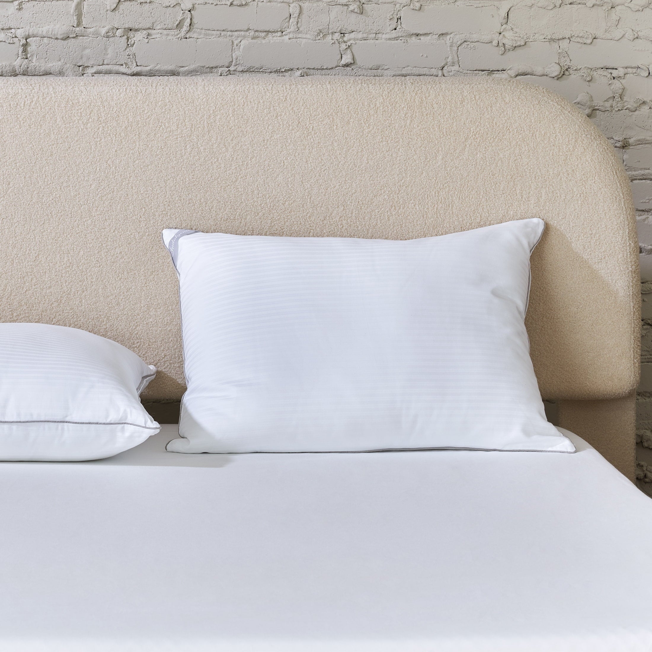 Orthopedic Support Down Alternative Bed Pillow, Standard/Queen - Hotel Quality Plush Sleeping Pillows Detail